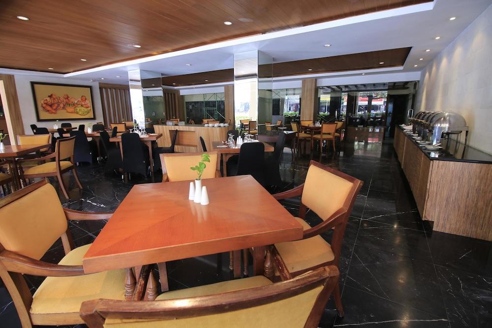 Hotel Mutiara Malioboro 요그야카르타 외부 사진