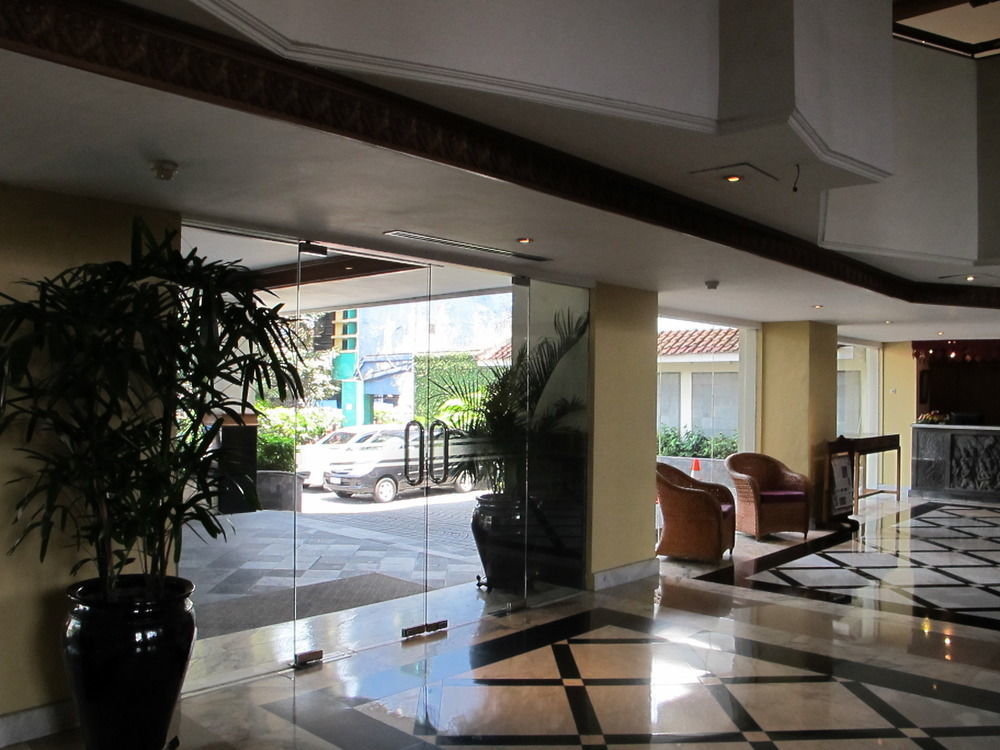 Hotel Mutiara Malioboro 요그야카르타 외부 사진