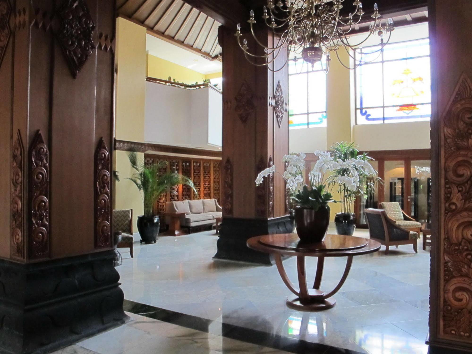 Hotel Mutiara Malioboro 요그야카르타 외부 사진