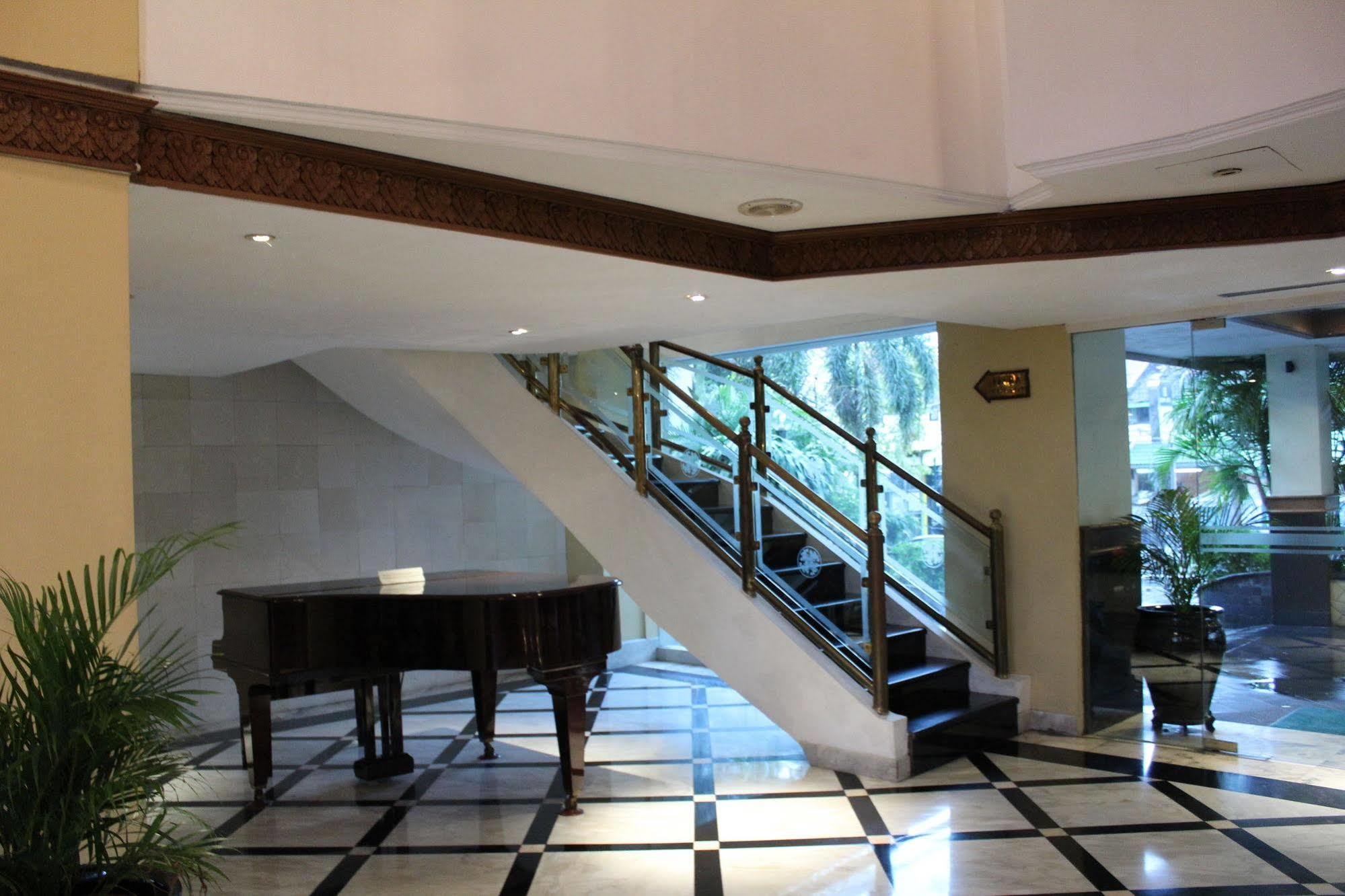 Hotel Mutiara Malioboro 요그야카르타 외부 사진