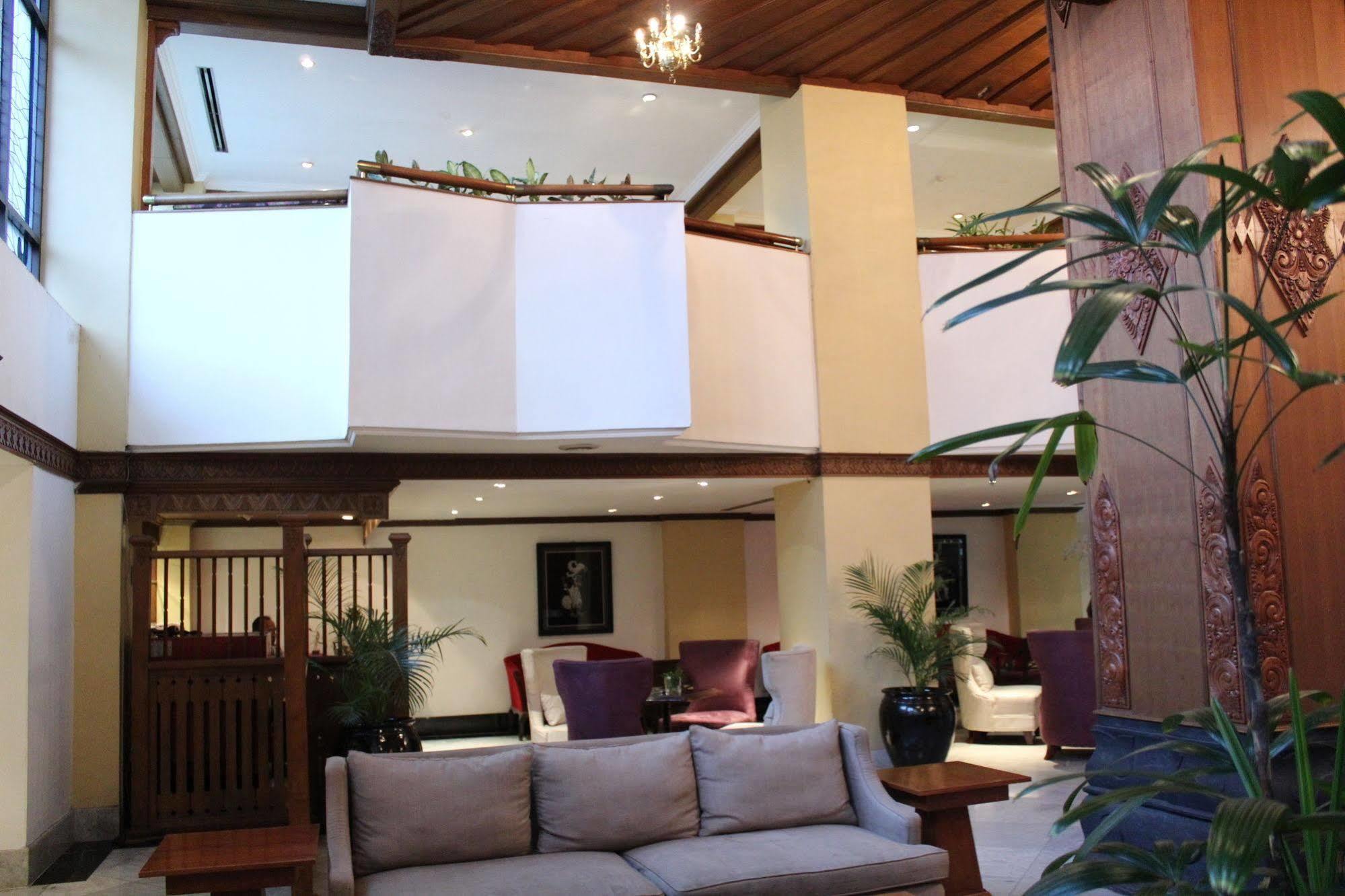 Hotel Mutiara Malioboro 요그야카르타 외부 사진