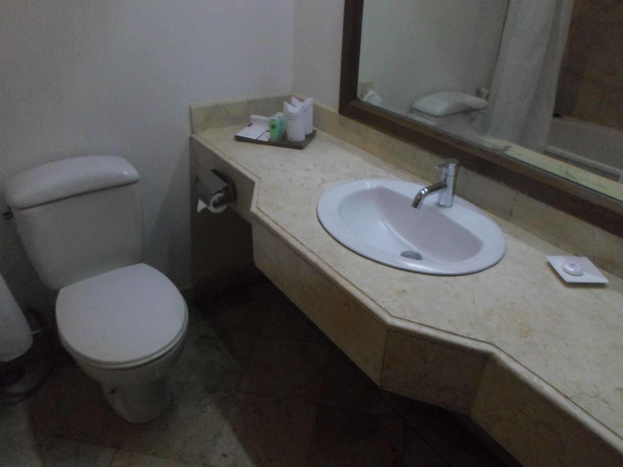 Hotel Mutiara Malioboro 요그야카르타 외부 사진
