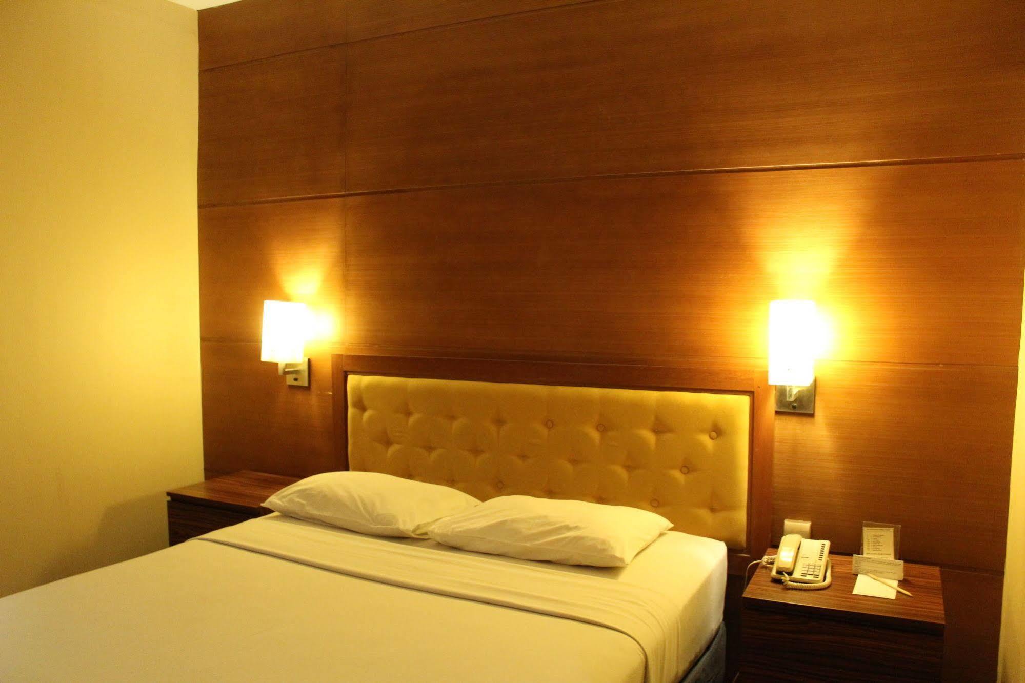 Hotel Mutiara Malioboro 요그야카르타 외부 사진