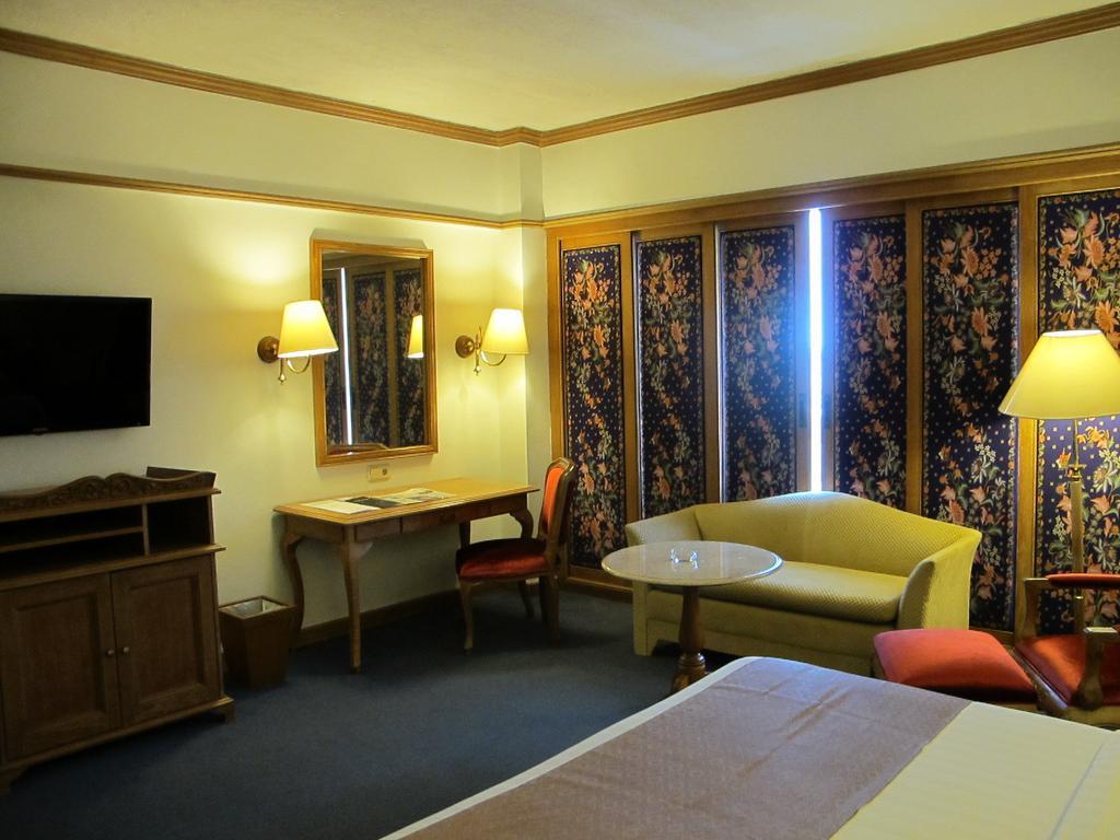 Hotel Mutiara Malioboro 요그야카르타 외부 사진